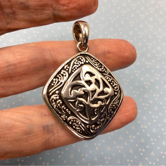 LIA SOPHIA Antiqued Style Silver Tone Pendant Medallion - Picture 6 of 6